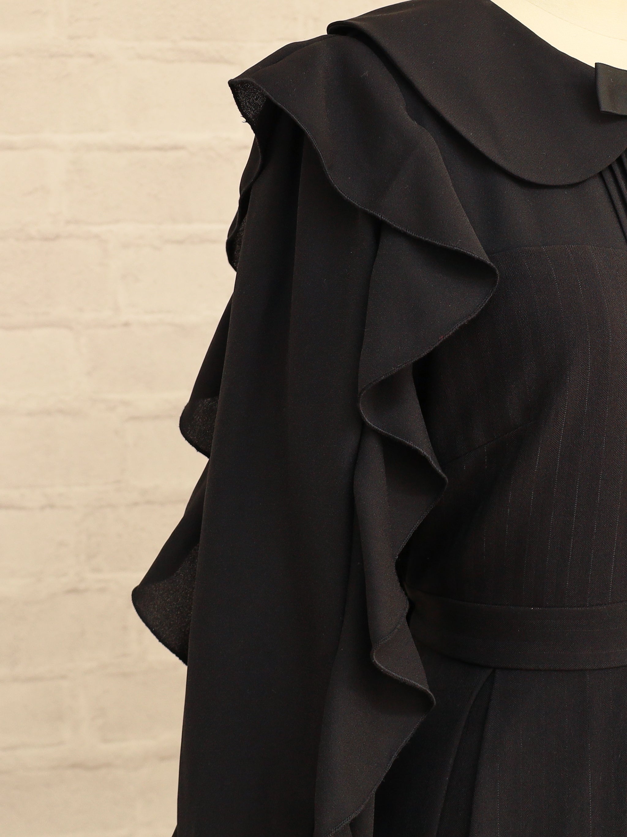 【メンバーズセール対象】Ruffle Elegance ミドル丈ワンピース |Amavel(アマベル)公式サイト