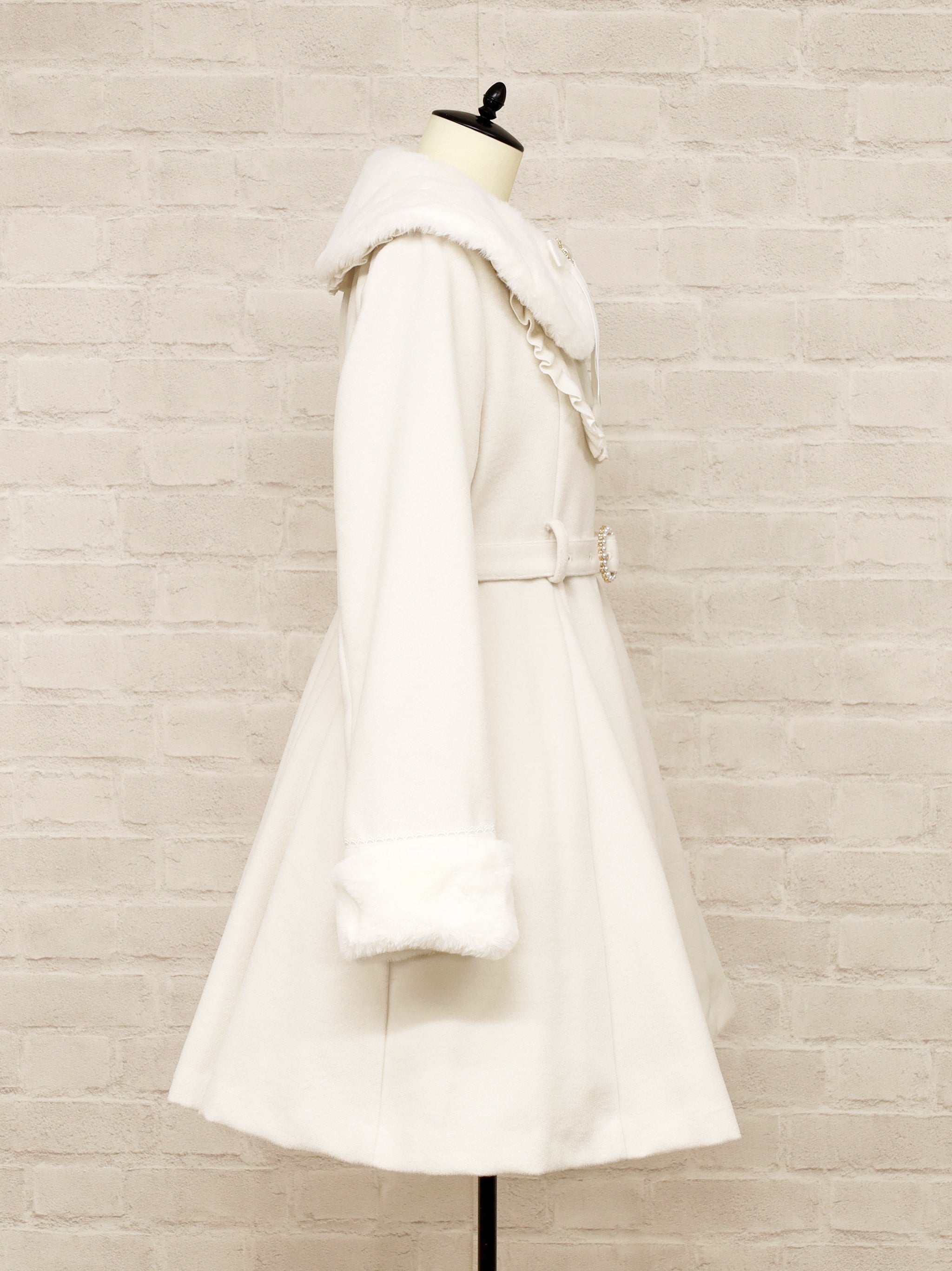 【アウトレットセール対象】パールベルト付ヨークフリルコート |Amavel(アマベル)公式サイト