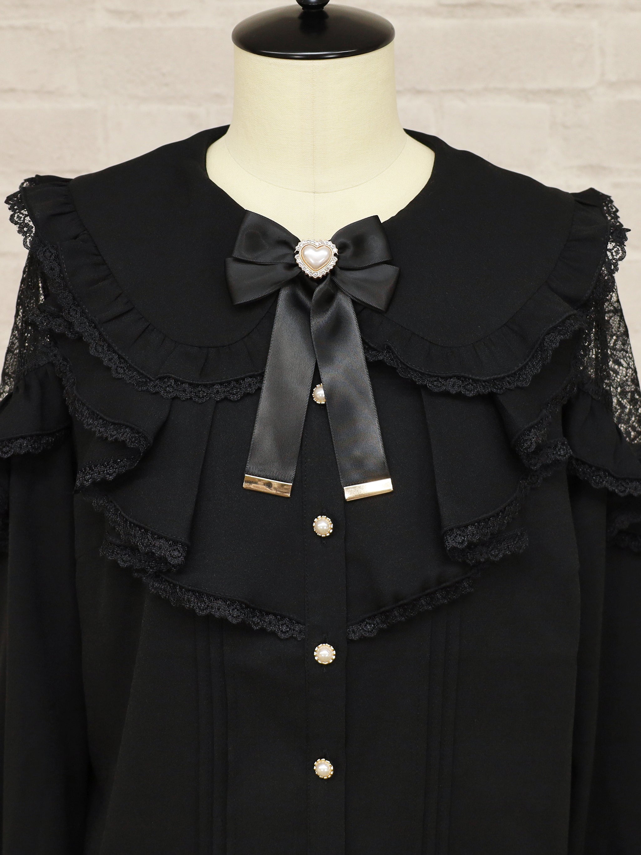 【メンバーズセール対象】バイカラーレースラッフルブラウス |Amavel(アマベル)公式サイト