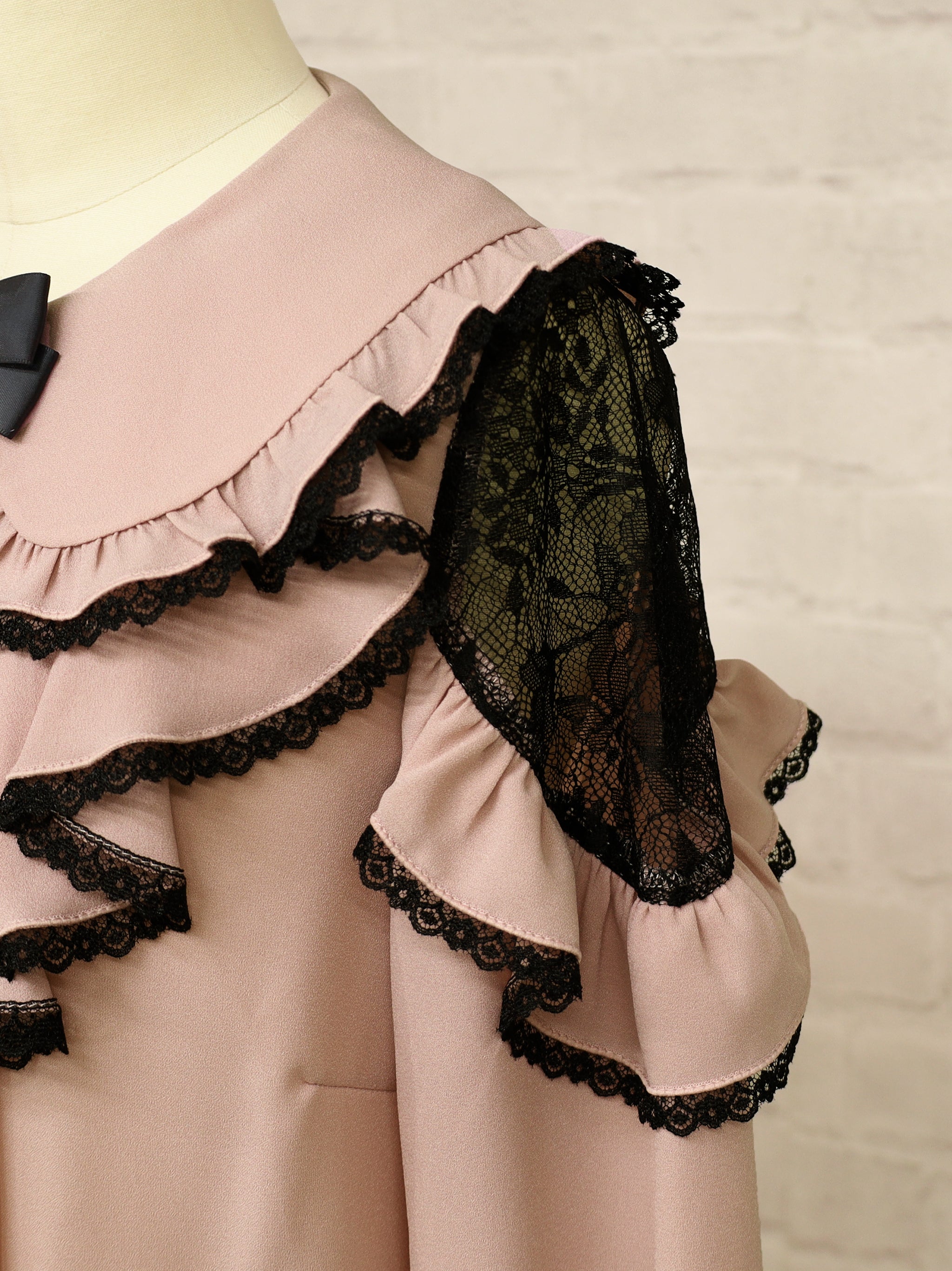 【メンバーズセール対象】バイカラーレースラッフルブラウス |Amavel(アマベル)公式サイト