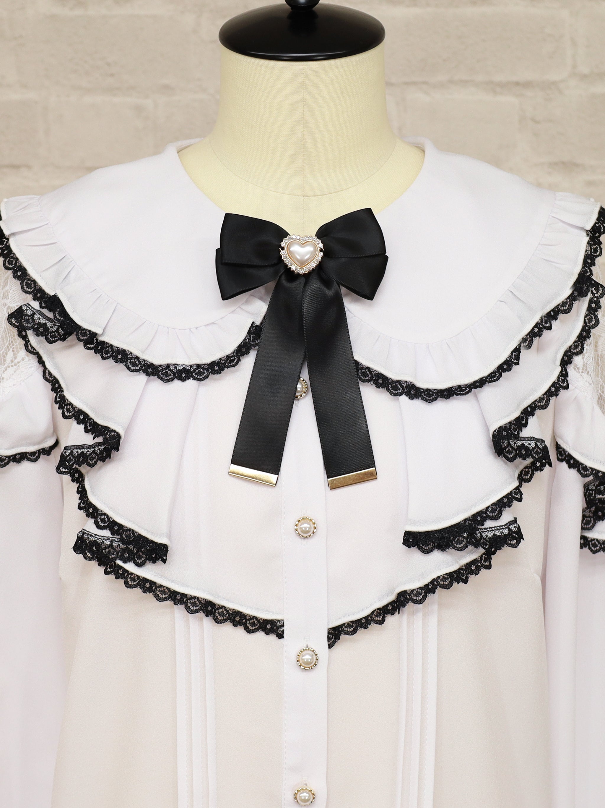 【メンバーズセール対象】バイカラーレースラッフルブラウス |Amavel(アマベル)公式サイト