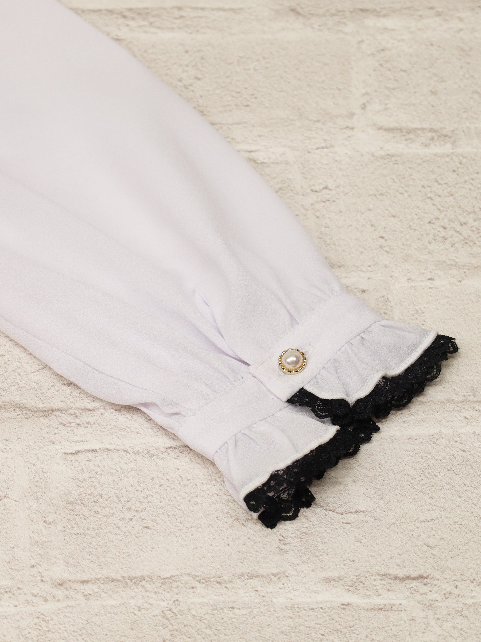 【メンバーズセール対象】バイカラーレースラッフルブラウス |Amavel(アマベル)公式サイト