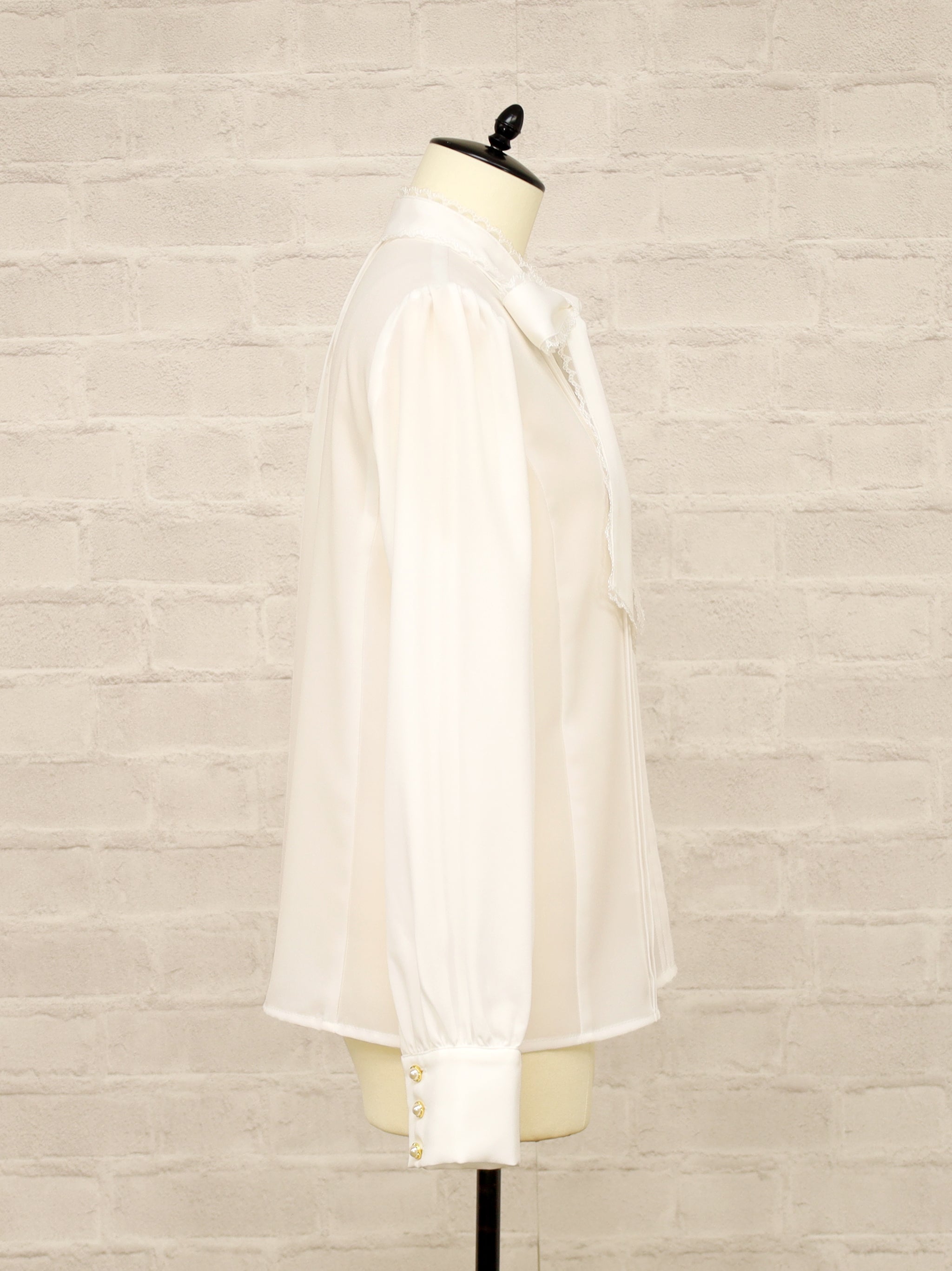 【メンバーズセール対象】レーストリミングボウタイブラウス |Amavel(アマベル)公式サイト