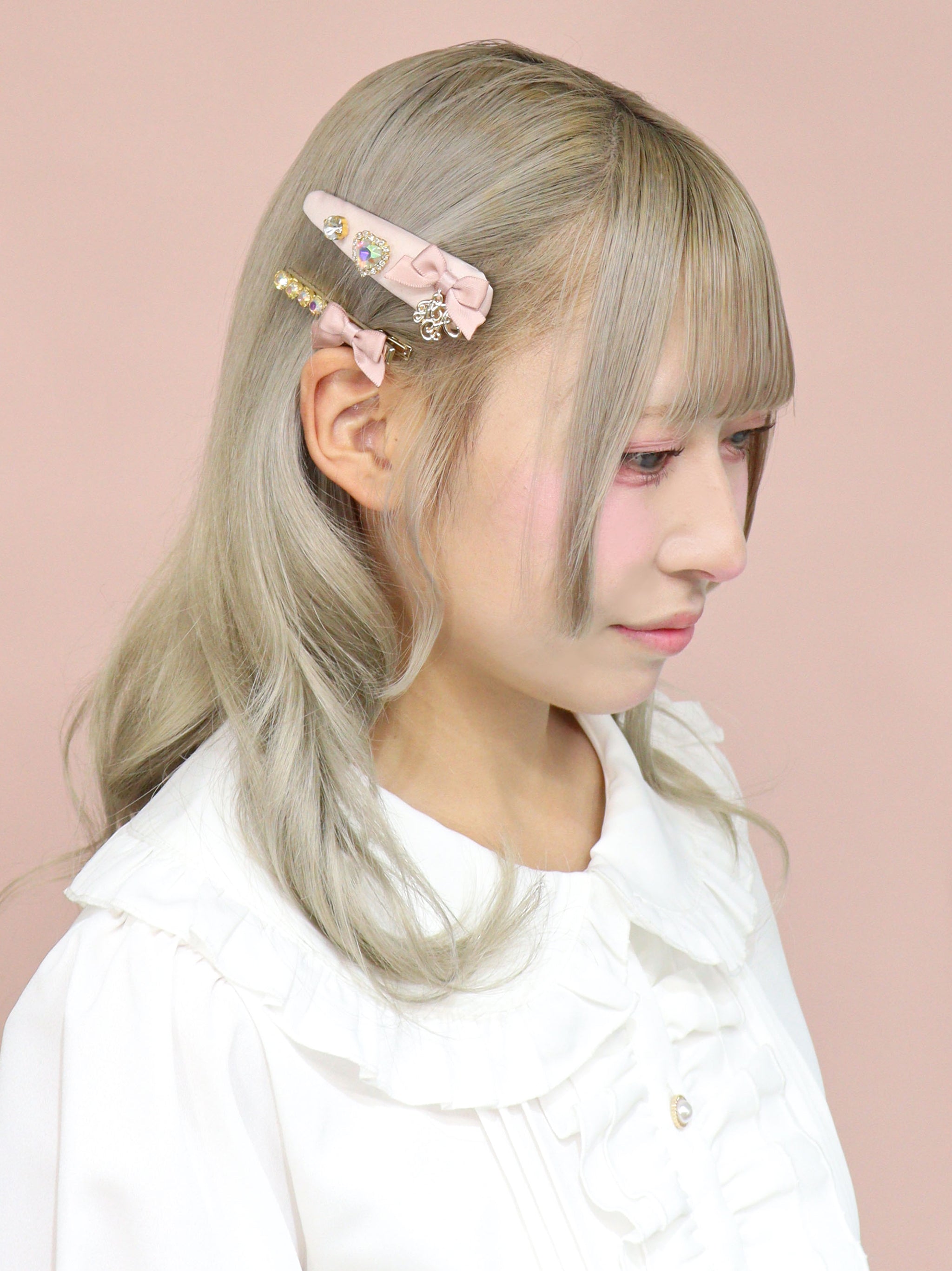 モノグラムチャーム付ビジュークリップセット ピンク(Pink) FREE |Amavel(アマベル)公式サイト