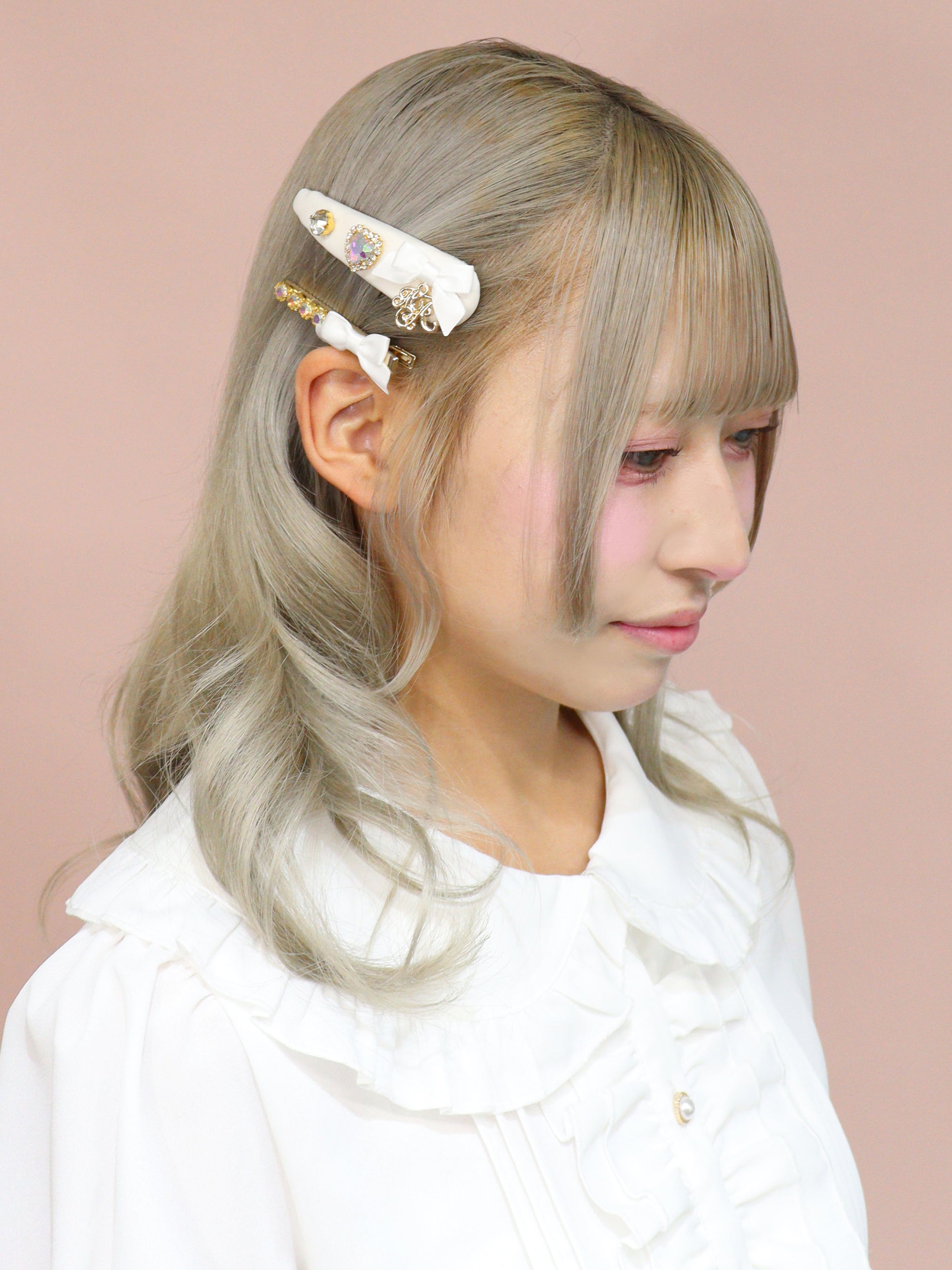 モノグラムチャーム付ビジュークリップセット オフホワイト(Off White) FREE |Amavel(アマベル)公式サイト