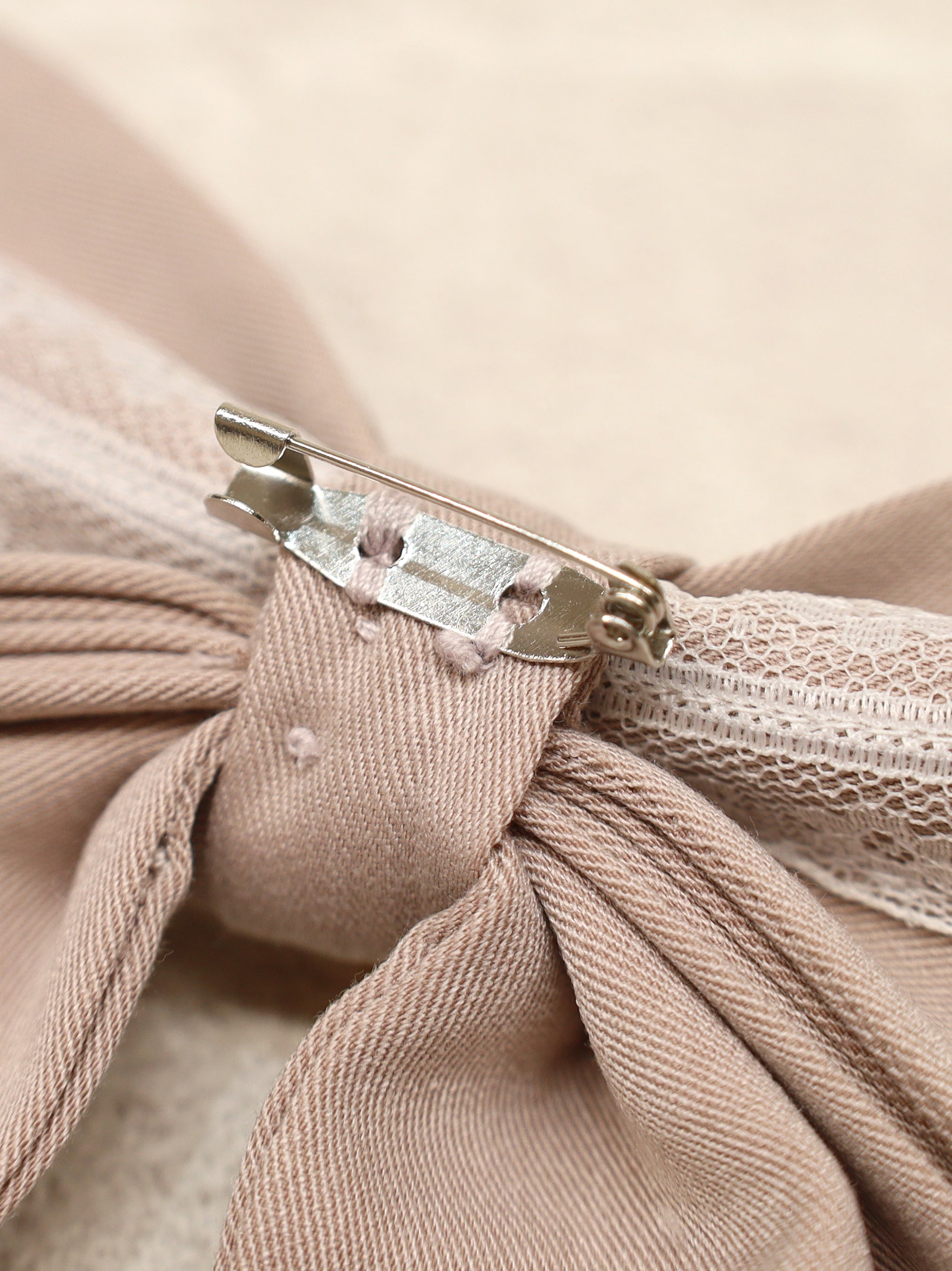 Girly Heart ビジュー付リボンブローチ |Amavel(アマベル)公式サイト