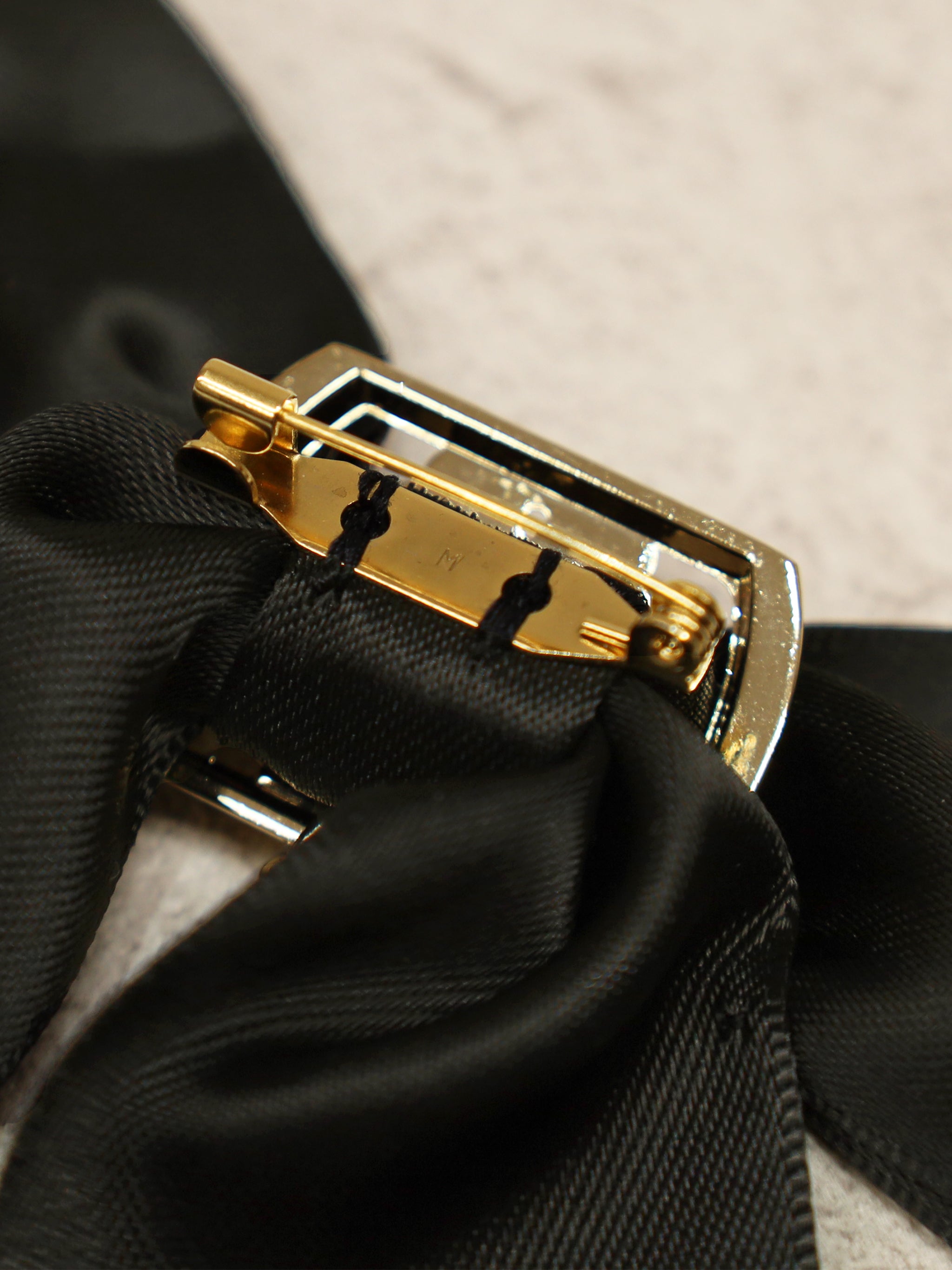 モノグラムバックル付リボンブローチ |Amavel(アマベル)公式サイト