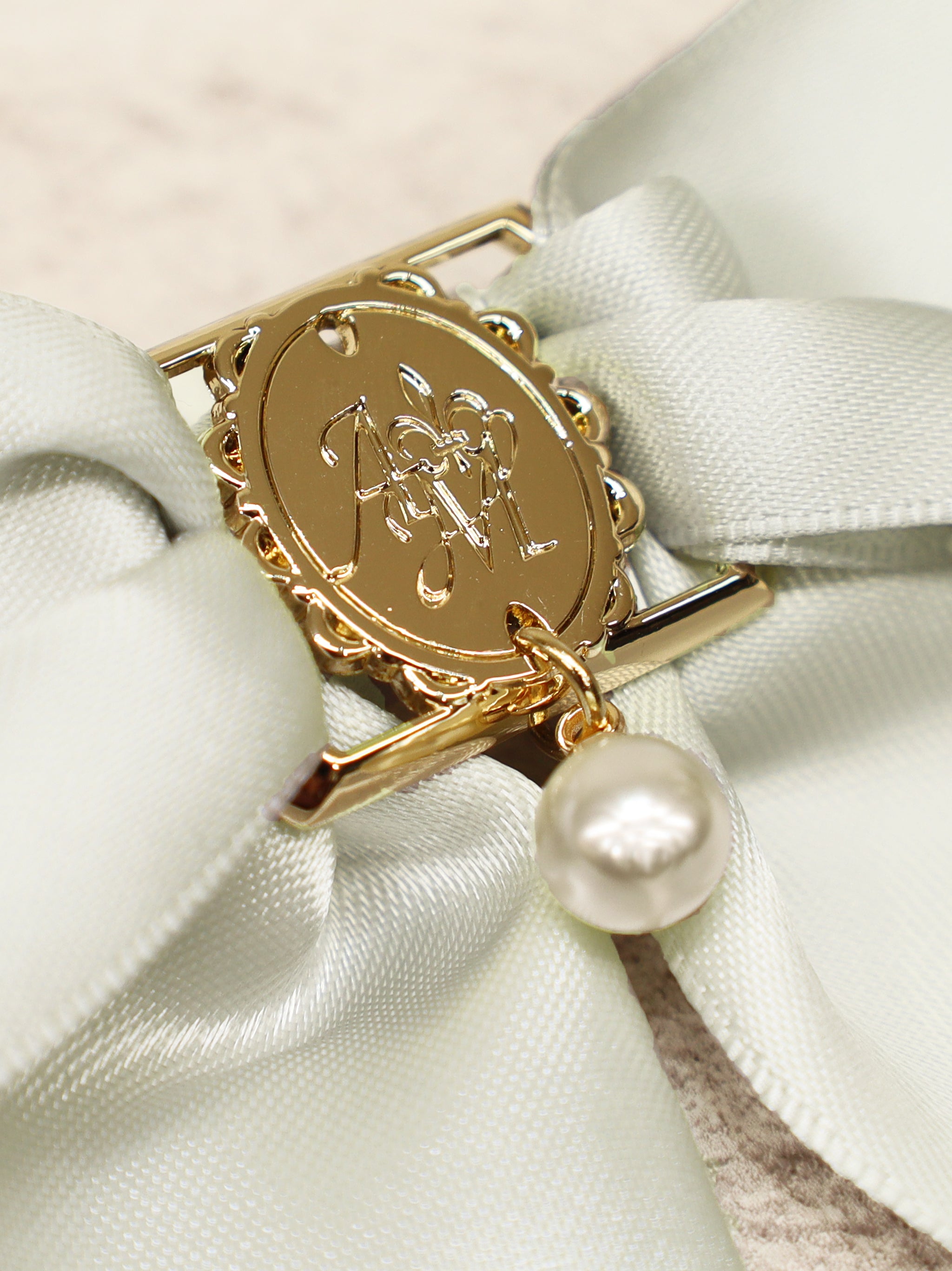 モノグラムバックル付リボンブローチ |Amavel(アマベル)公式サイト