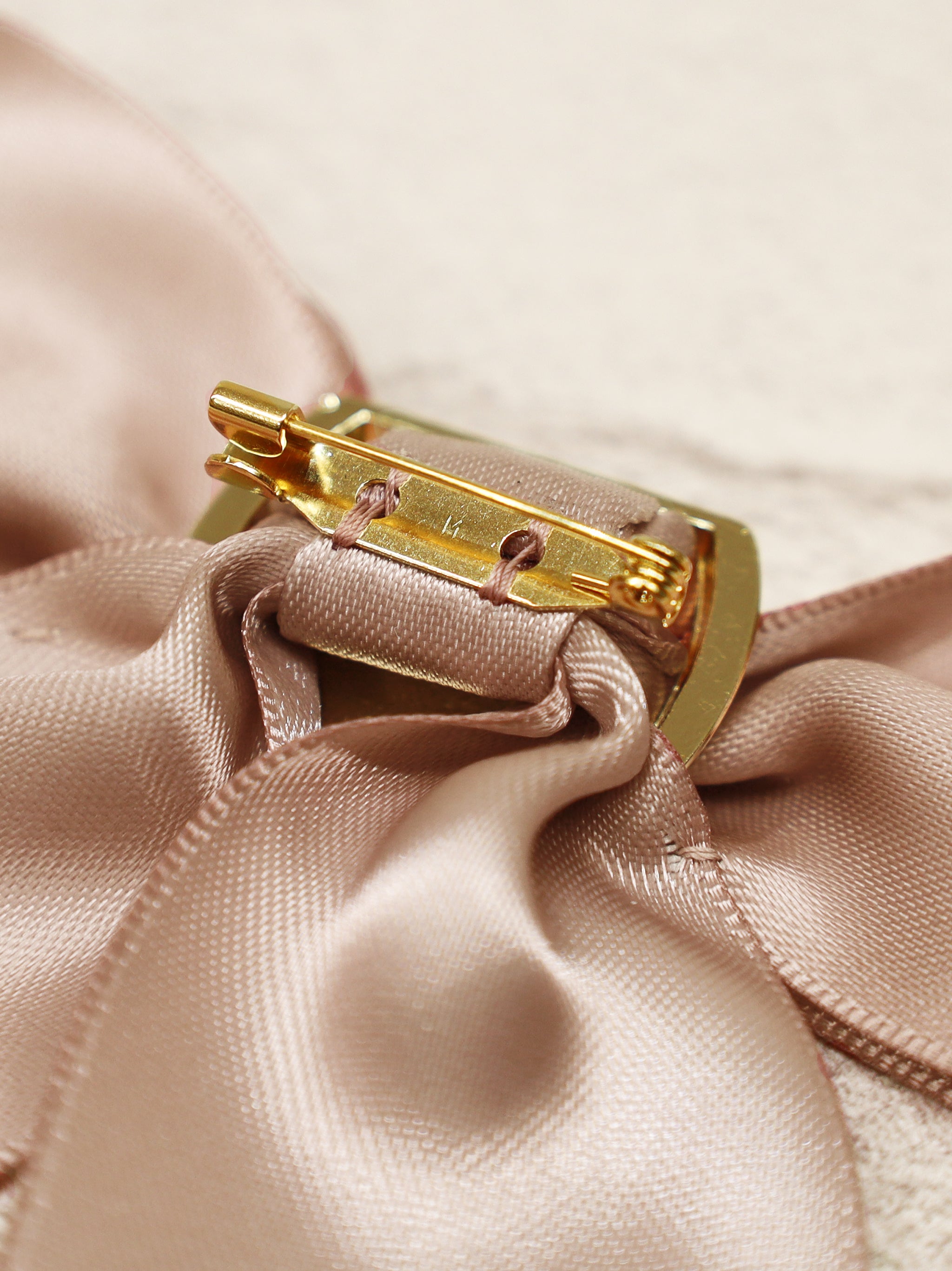 モノグラムバックル付リボンブローチ |Amavel(アマベル)公式サイト