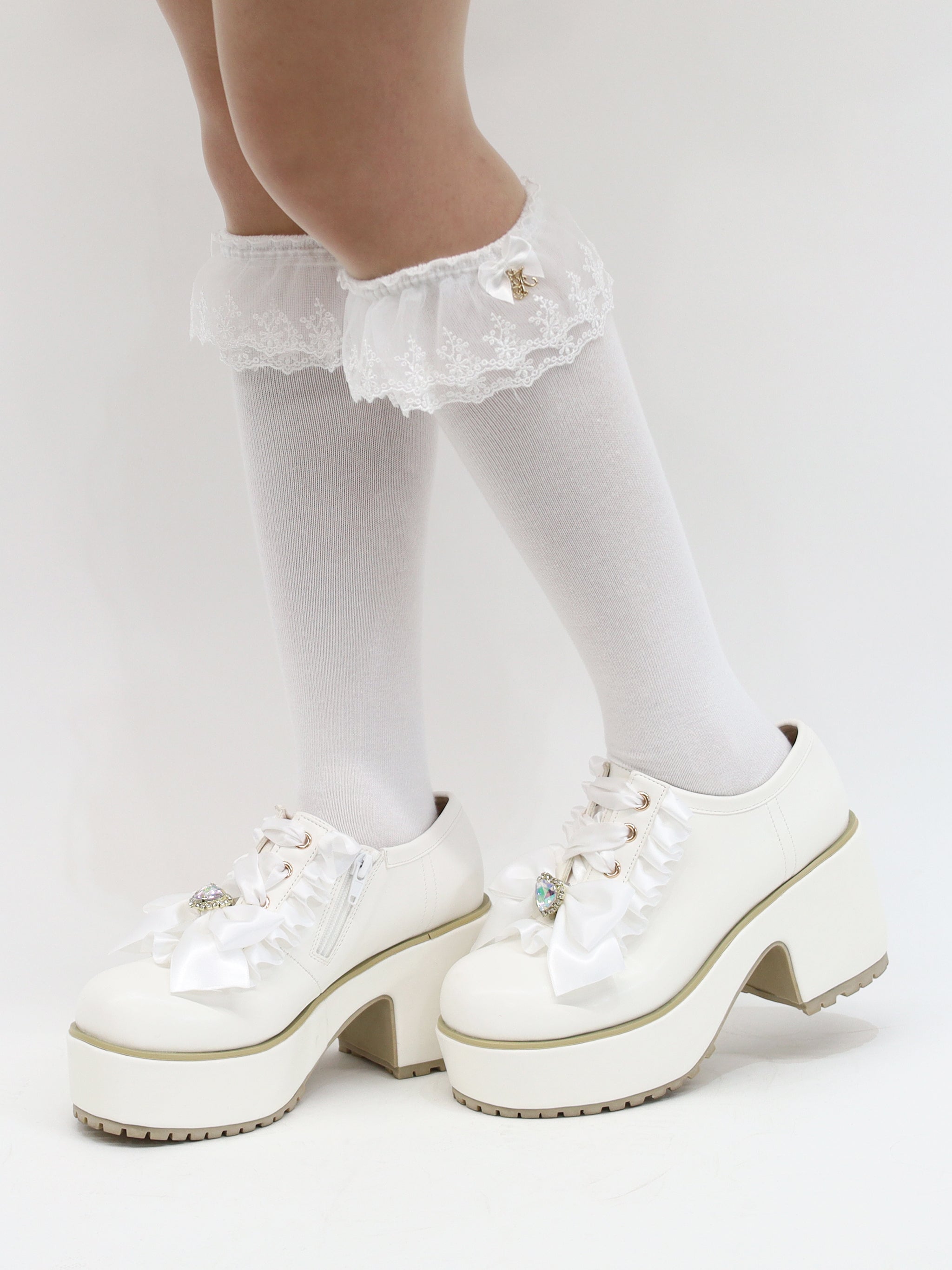 モノグラムチャーム付レースハイソックス オフホワイト(Off White) FREE |Amavel(アマベル)公式サイト