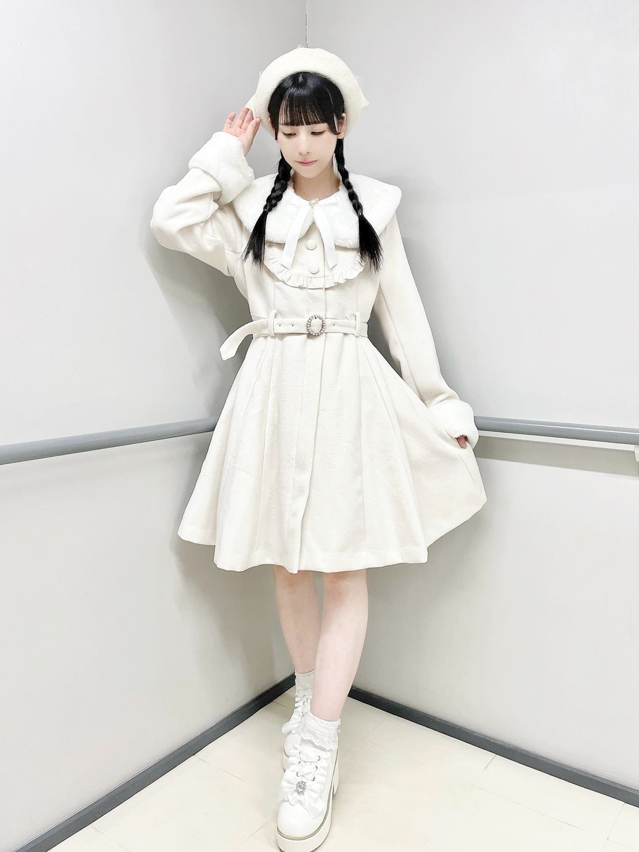 【アウトレットセール対象】パールベルト付ヨークフリルコート アイボリー(Ivory) FREE |Amavel(アマベル)公式サイト