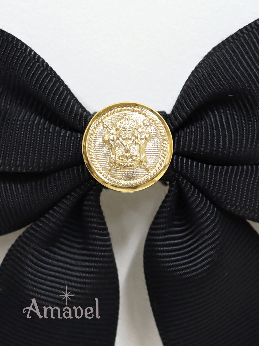 エンブレムボタン付リボンブローチ （8386216755431）– Amavel  