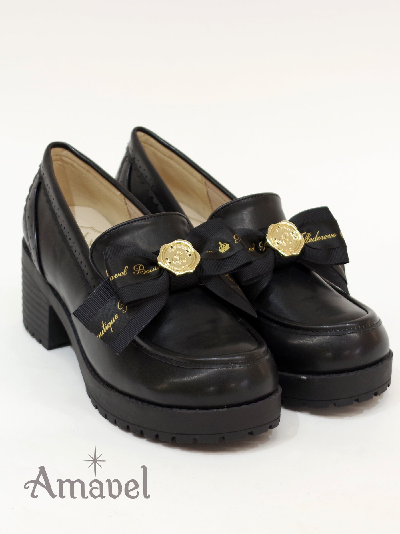 Loafer pumps with message ribbon