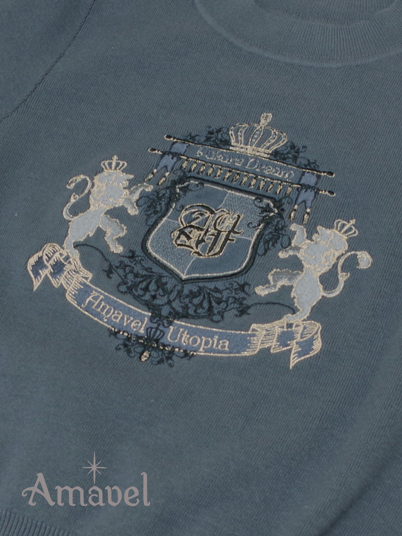 Noble Lion Emblem knit tops