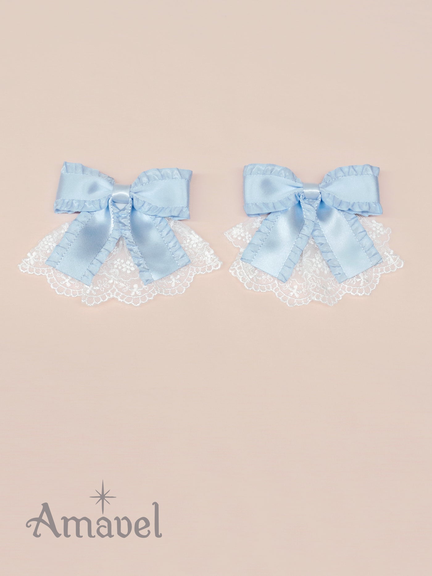 Double ribbon clip with jabot