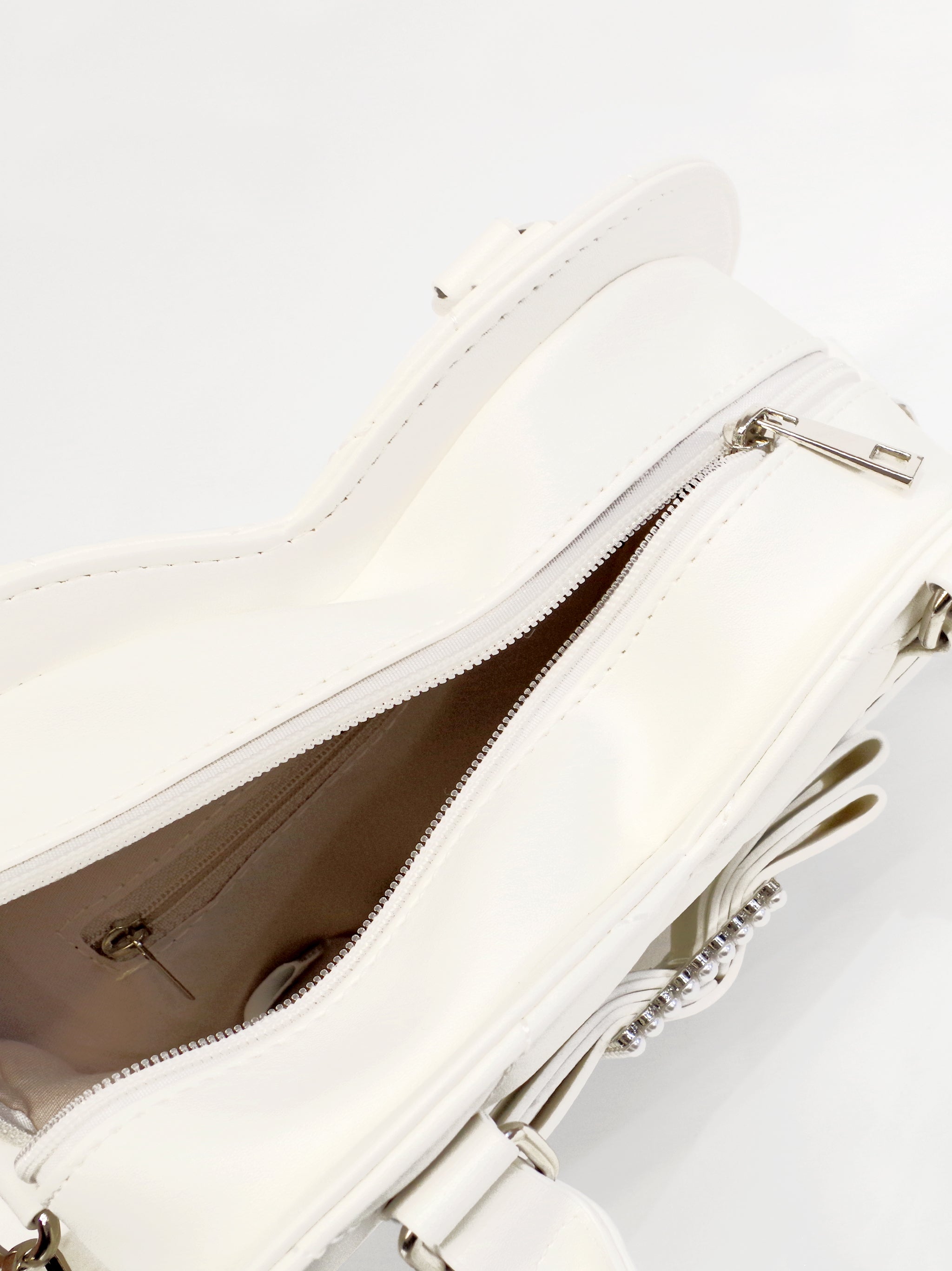 ノベルティ　キルティングバッグ　ホワイト　ショルダーバッグ moment+ ショルダーバッグ バッグ フェイクレザーキルティング