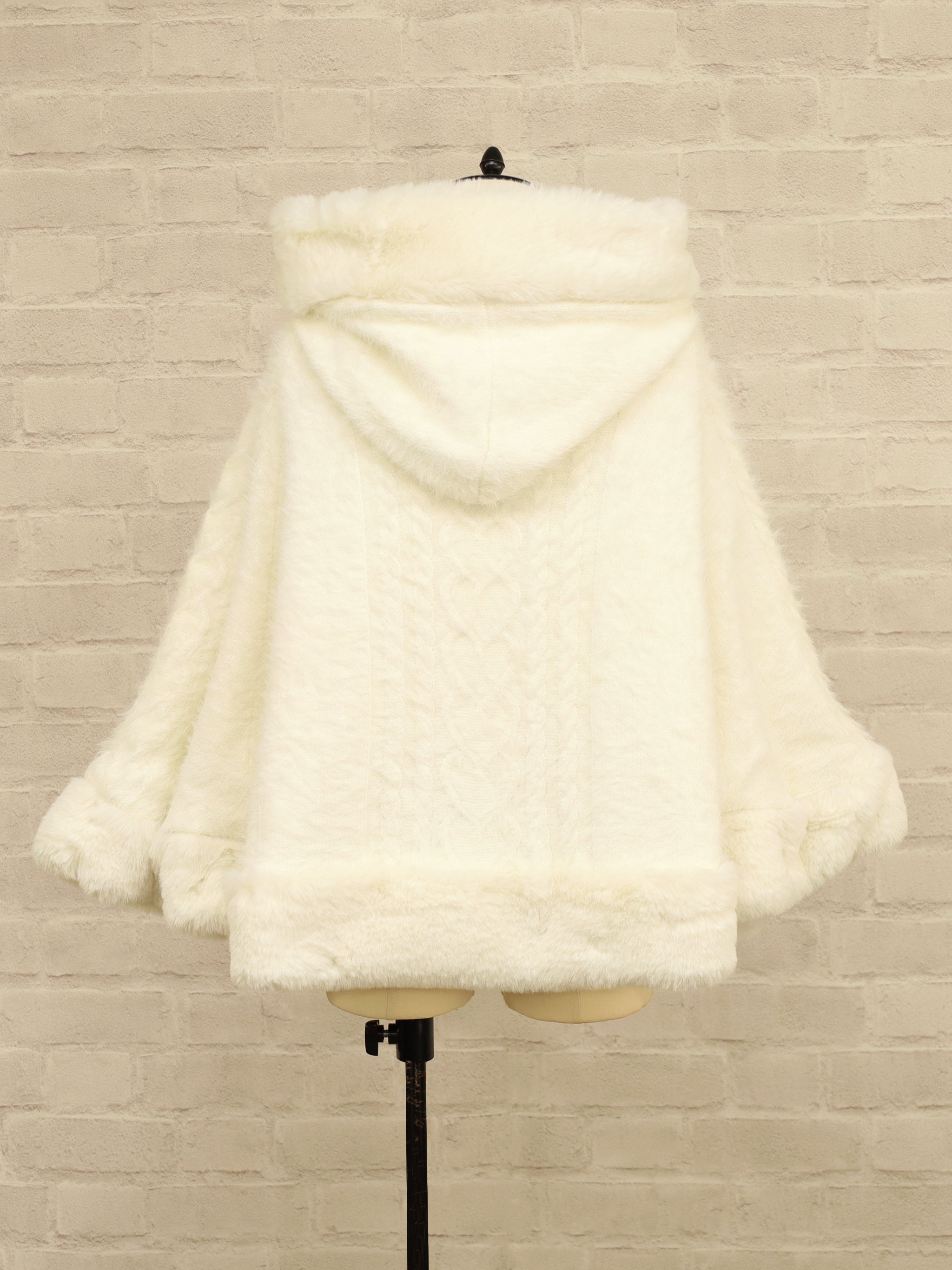 L*a様 Amavelハートケーブルニットファーポンチョアイボリー L*a様 Amavelハートケーブルニットファーポンチョアイボリー