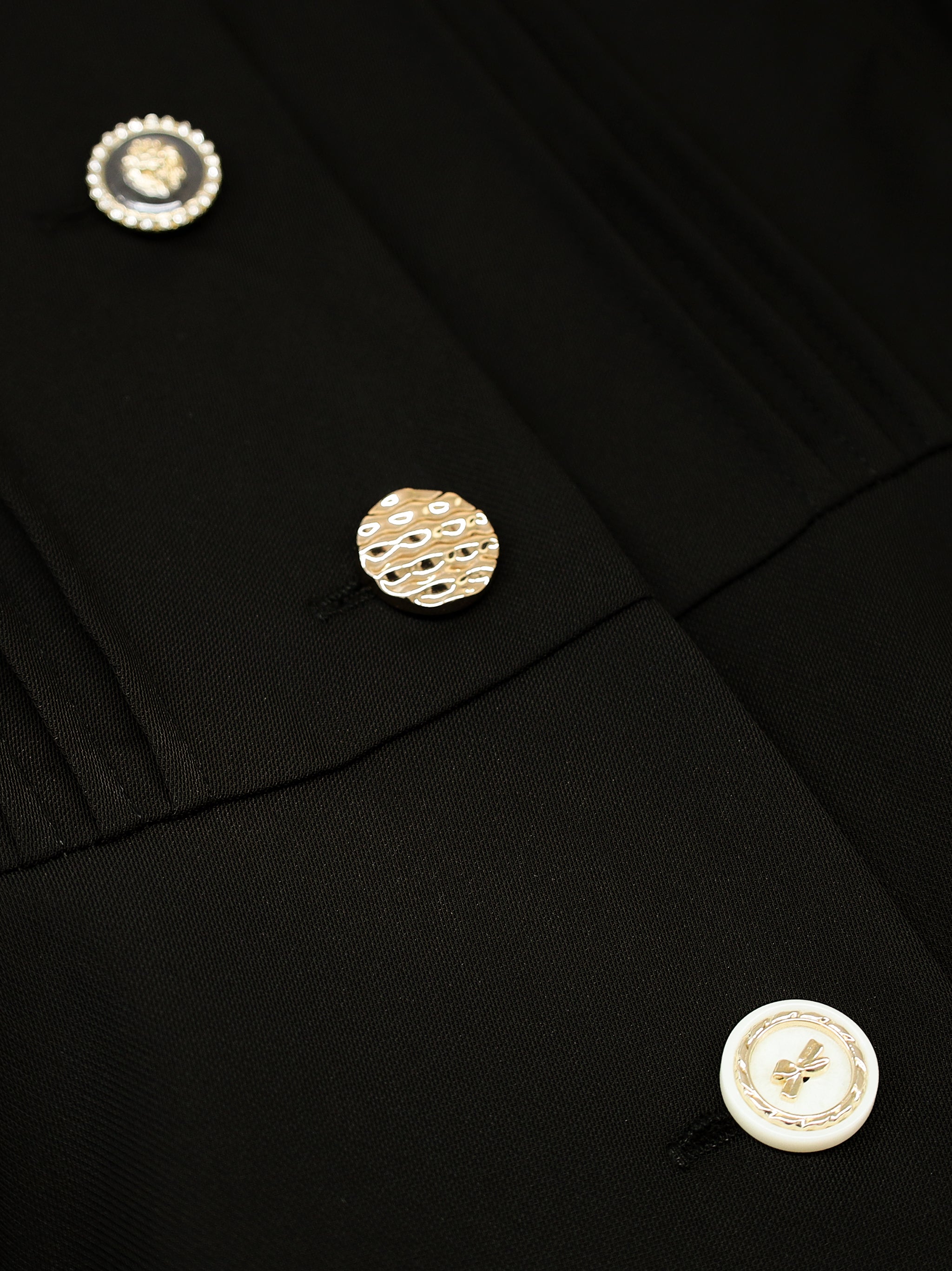 アソートボタンペプラムブラウス ｜Amavel（アマベル）公式サイト