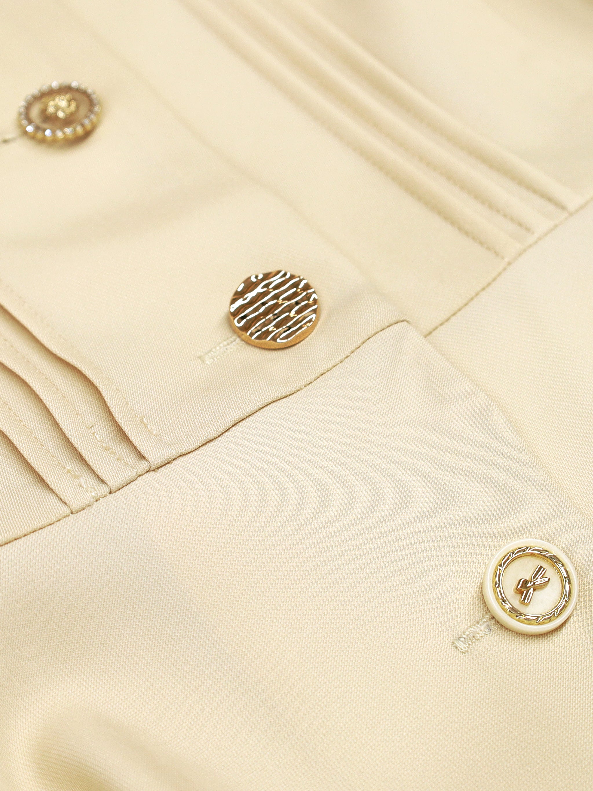 アソートボタンペプラムブラウス ｜Amavel（アマベル）公式サイト