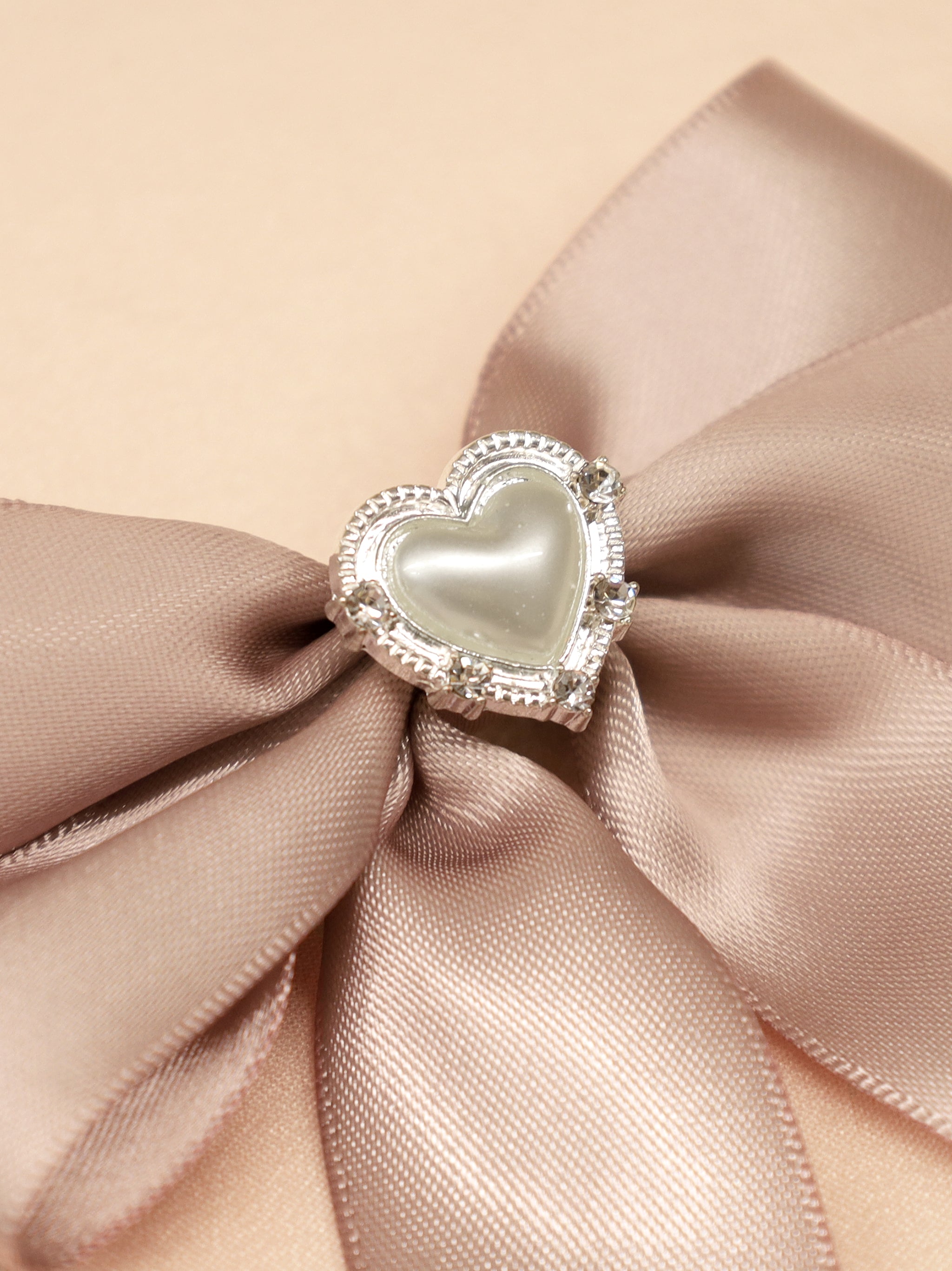 ハートビジューリボンブラウス ｜Amavel（アマベル）公式サイト