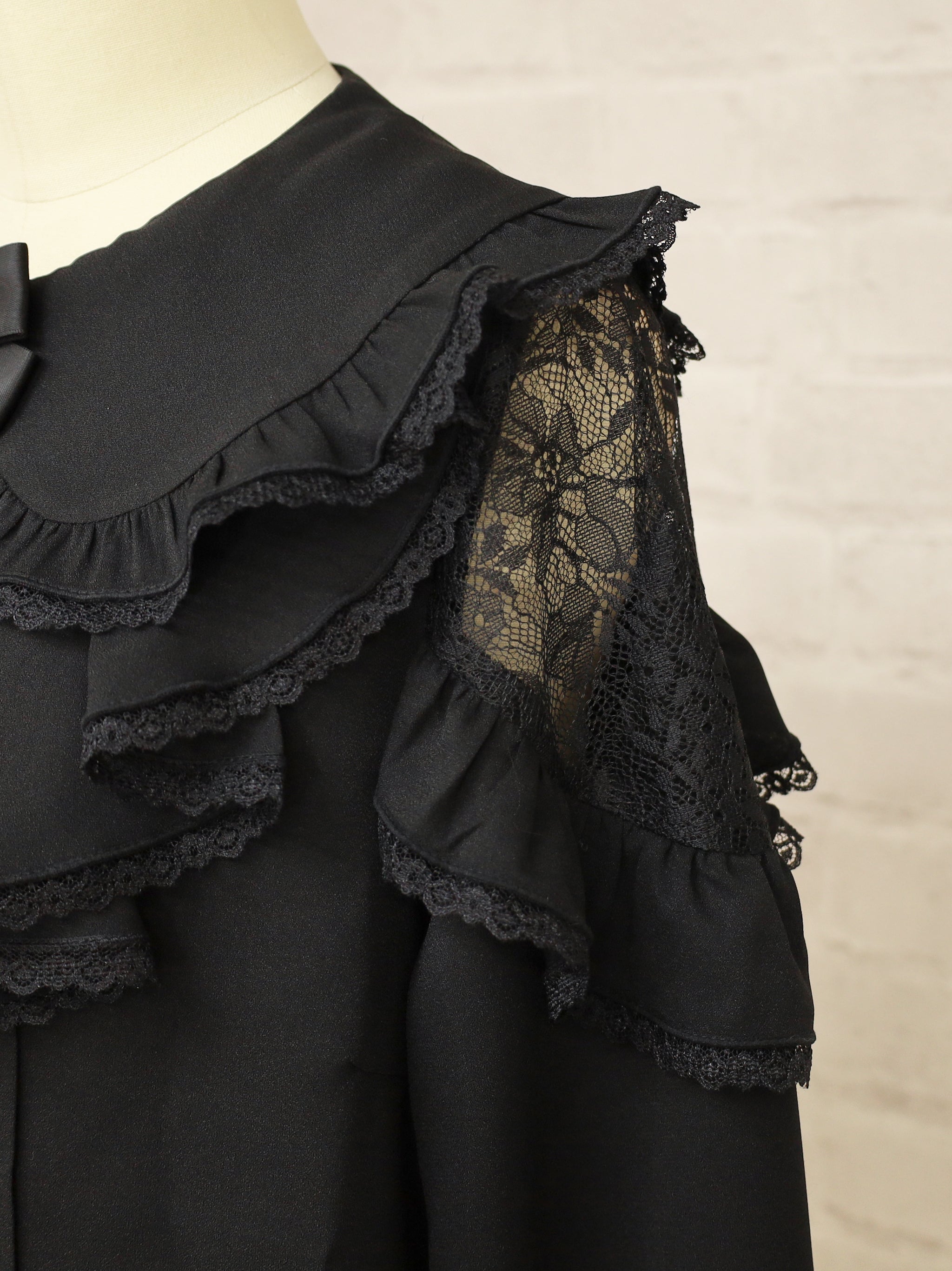 【メンバーズセール対象】バイカラーレースラッフルブラウス ｜Amavel（アマベル）公式サイト