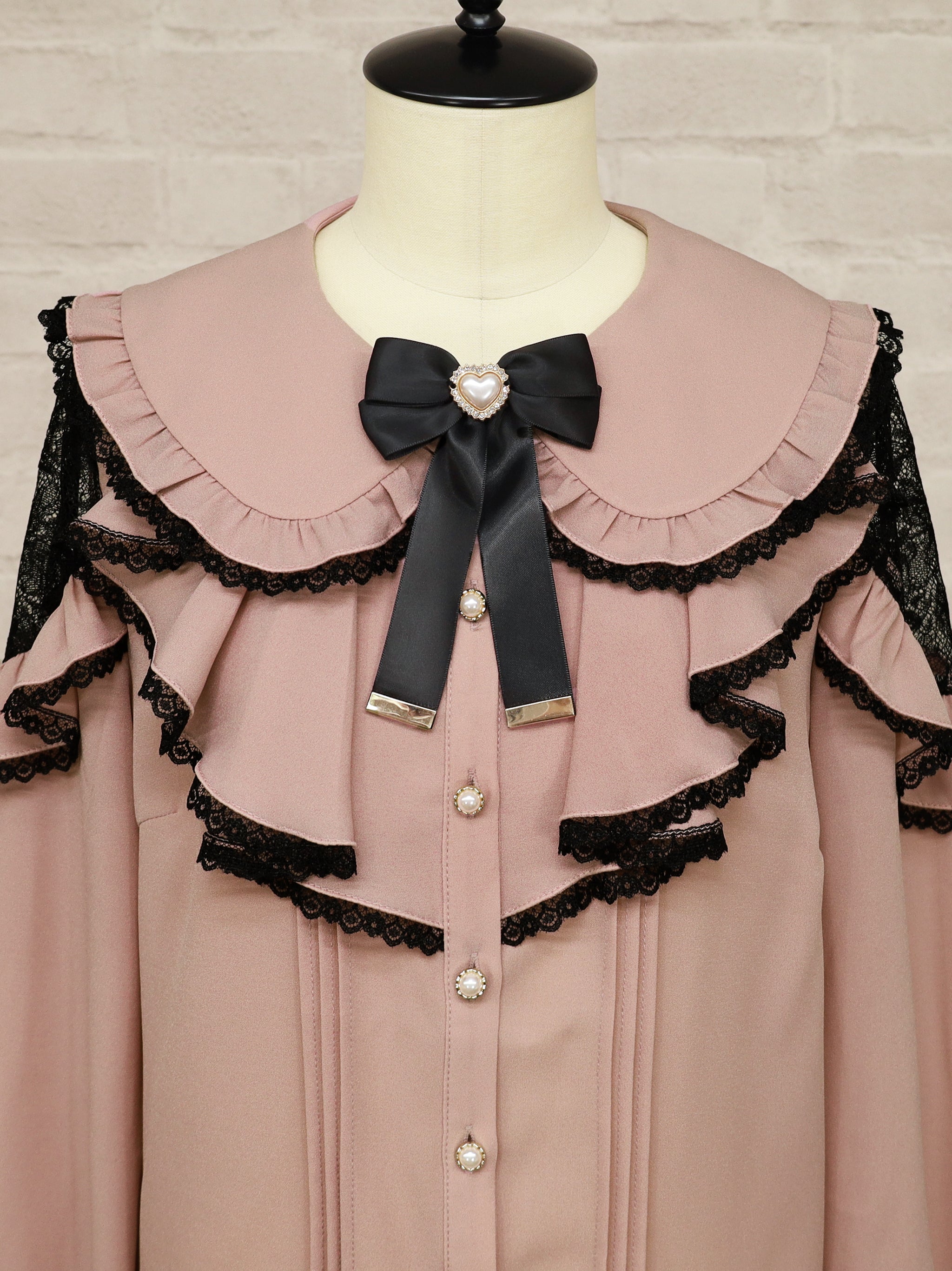 【メンバーズセール対象】バイカラーレースラッフルブラウス ｜Amavel（アマベル）公式サイト