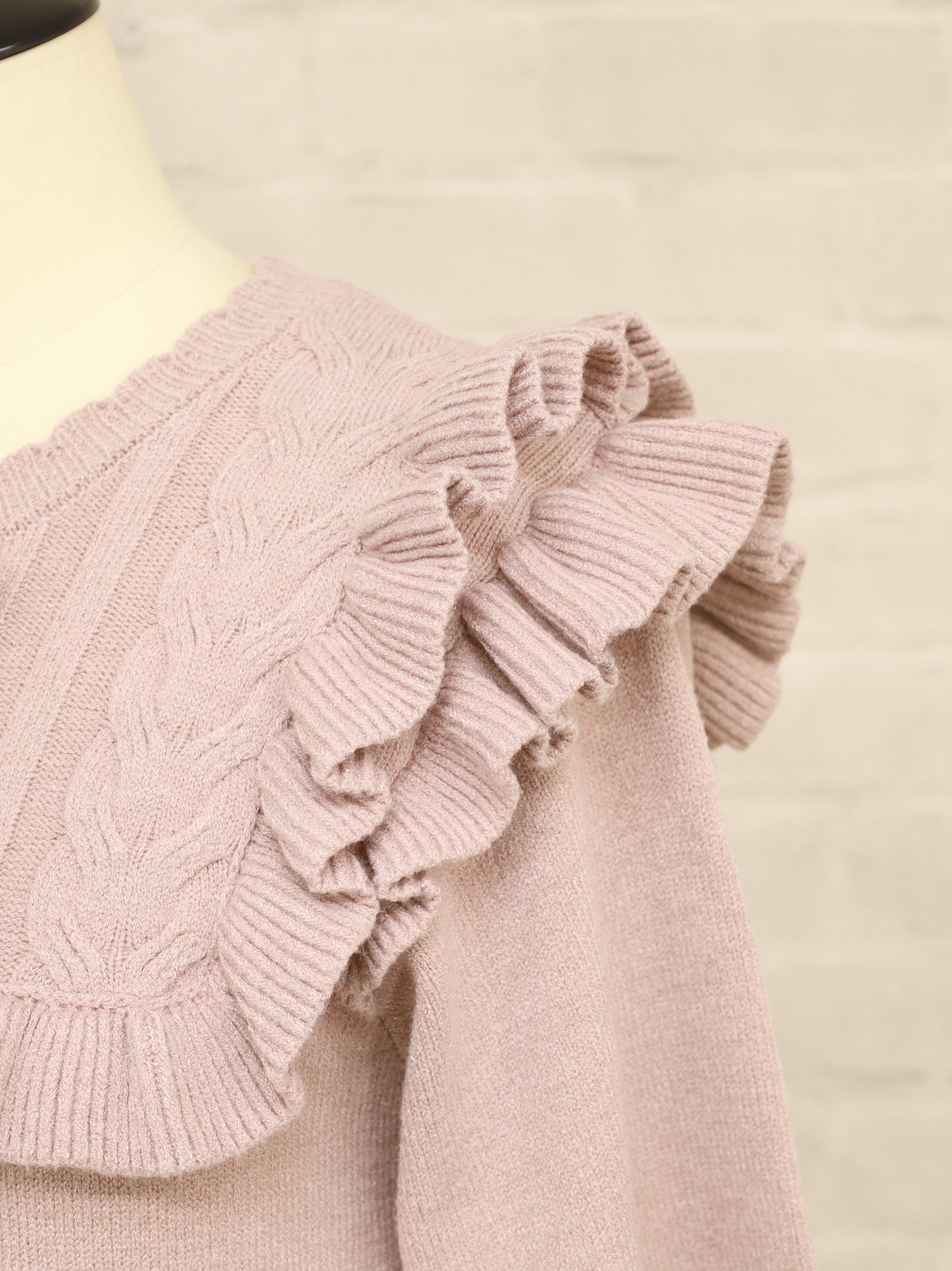 ヨークフリルニットトップス ｜Amavel（アマベル）公式サイト