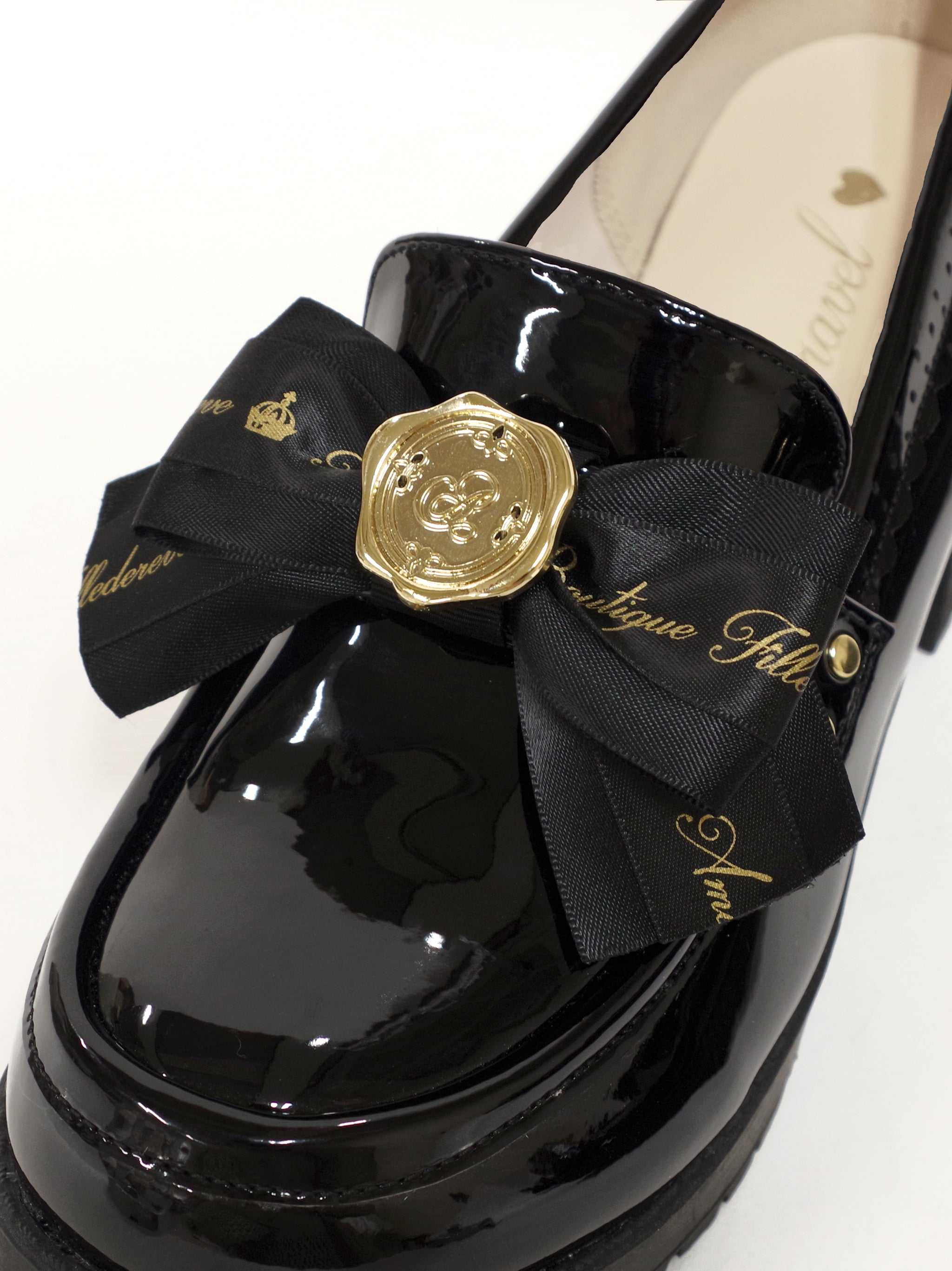 ロゴリボン付ビブラムローファーパンプス ｜Amavel（アマベル）公式サイト