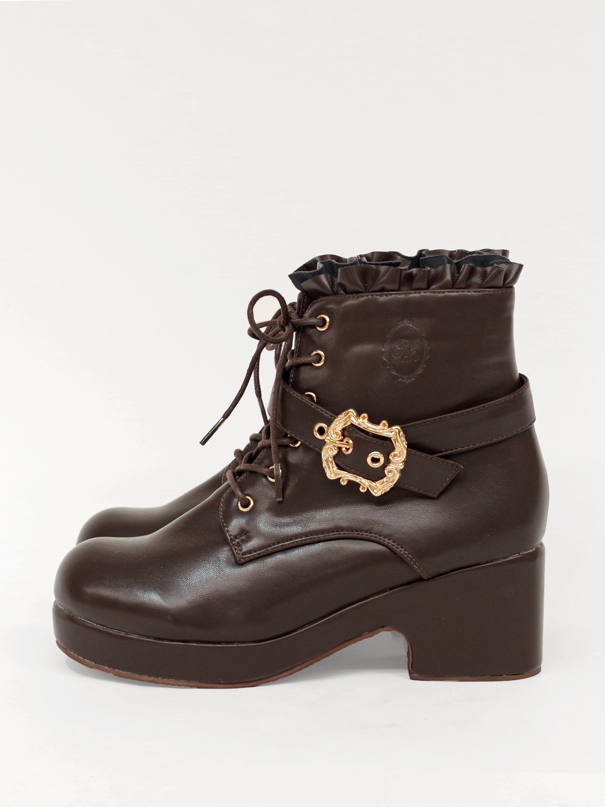 モノグラム型押しフリルショートブーツ ｜Amavel（アマベル）公式サイト