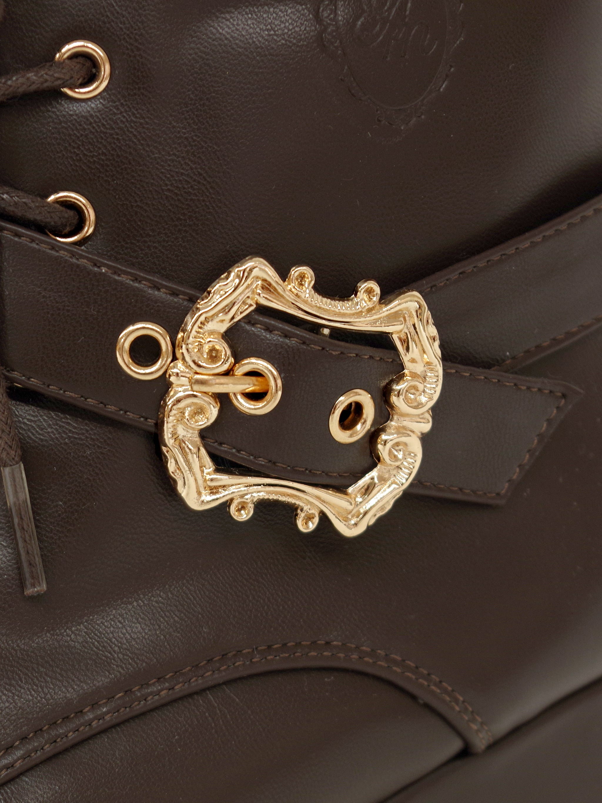 アウトレットセール対象】モノグラム型押しフリルショートブーツ