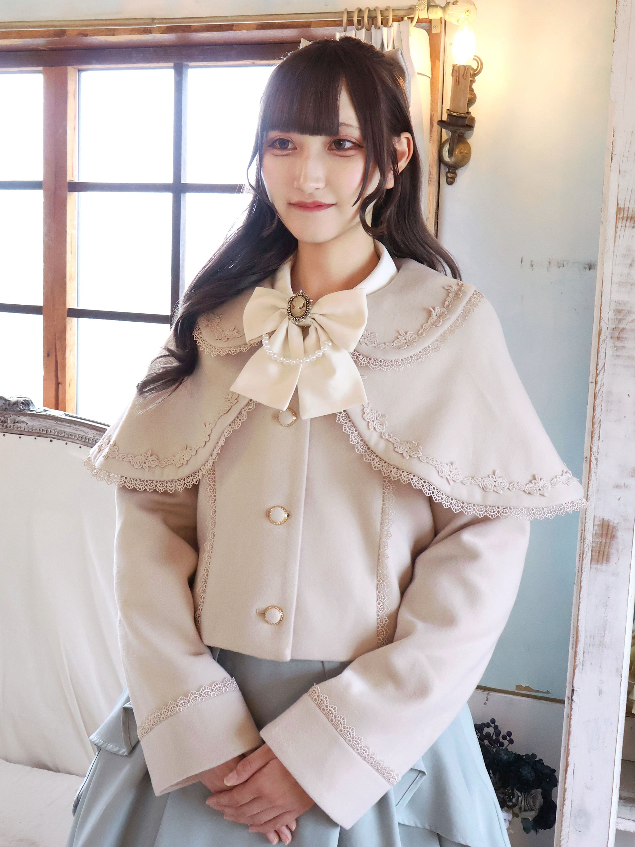 アマベル　Dolly Ribbonケープトレンチコート　アイボリー Antique Doll ケープショートコート – Amavel（アマベル）公式サイト
