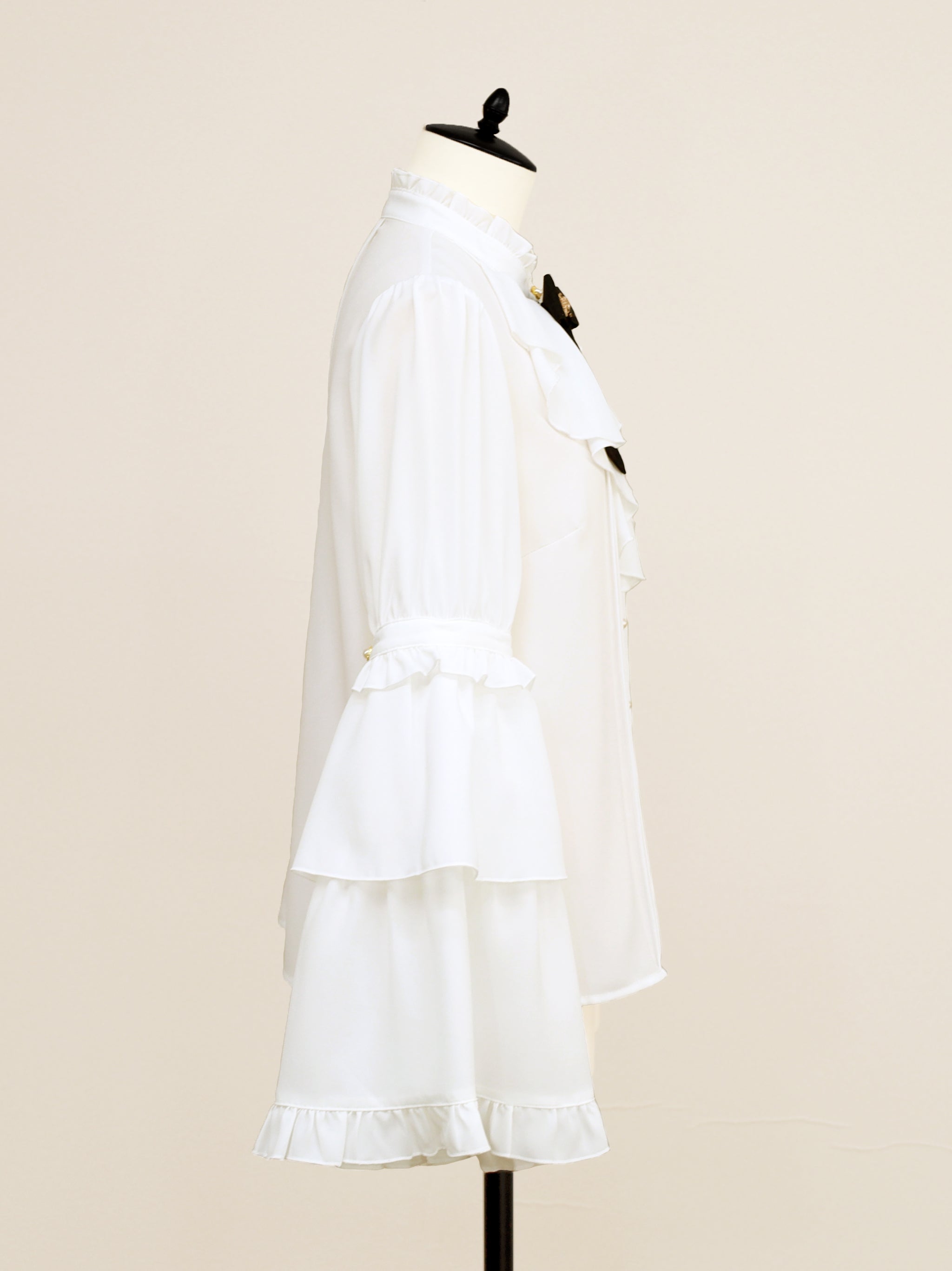 Antique Claspフリルブラウス ｜Amavel（アマベル）公式サイト