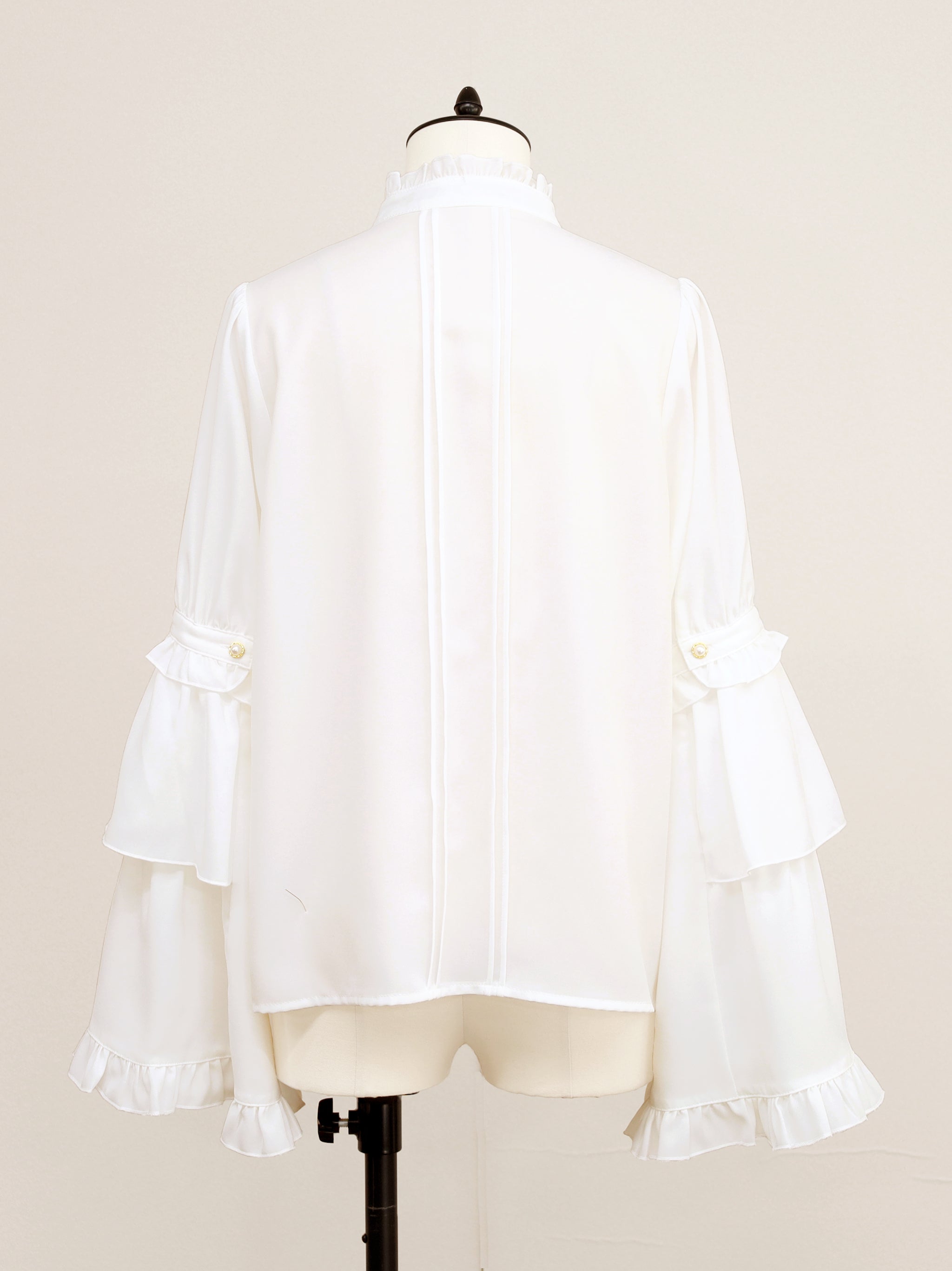 Antique Claspフリルブラウス ｜Amavel（アマベル）公式サイト