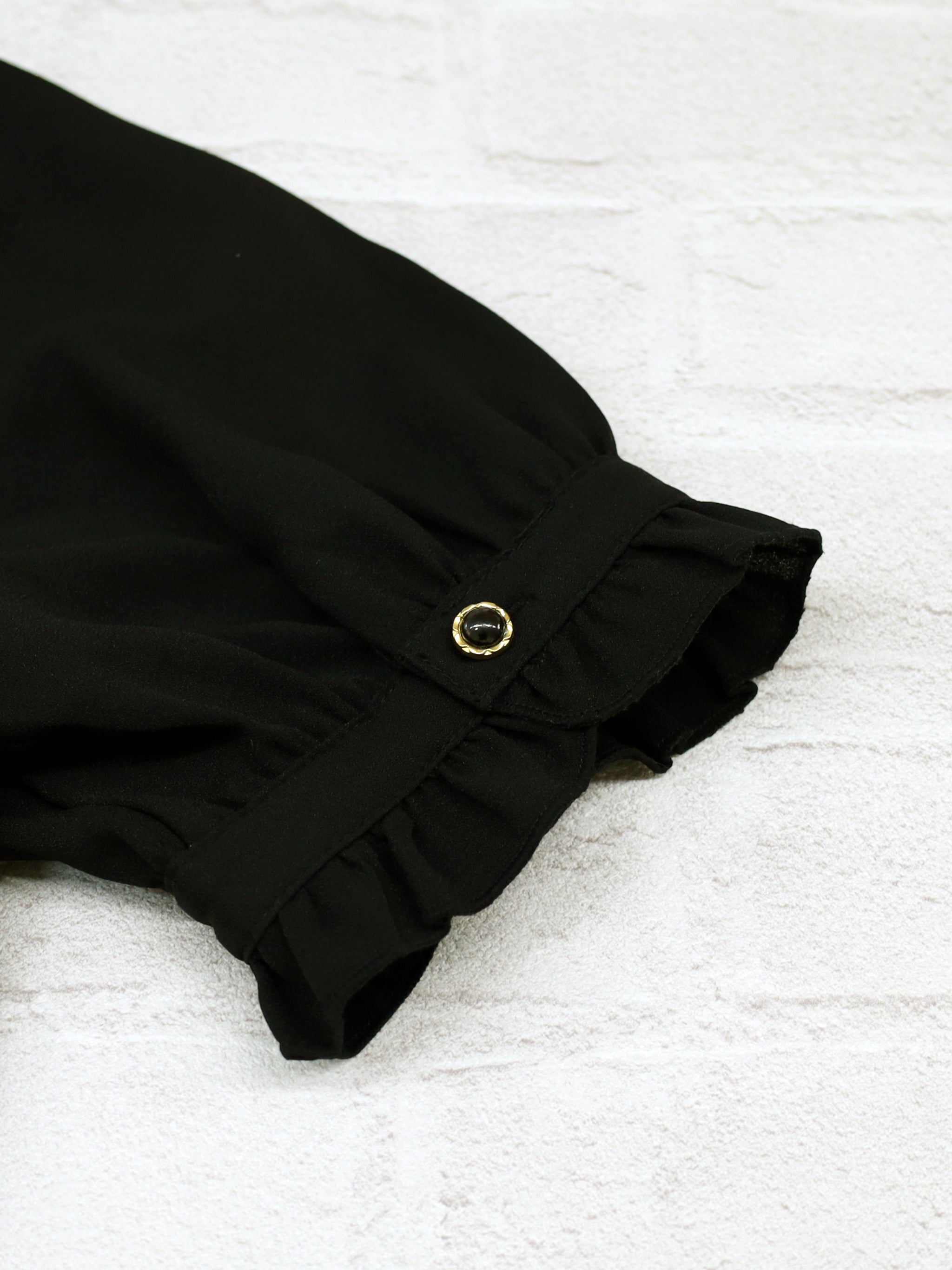 Antique Claspフリルブラウス ｜Amavel（アマベル）公式サイト