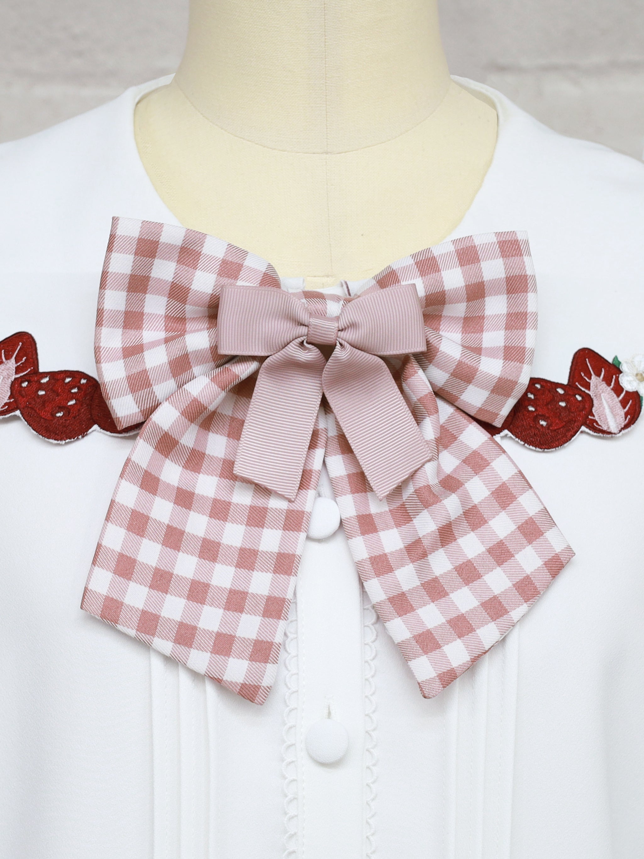 Amavel ベリーパティスリー ブラウス 赤チェック 苺 いちご ロリータ メンバーズセール対象】Berry Pâtisserie ブラウス – Amavel（アマベル