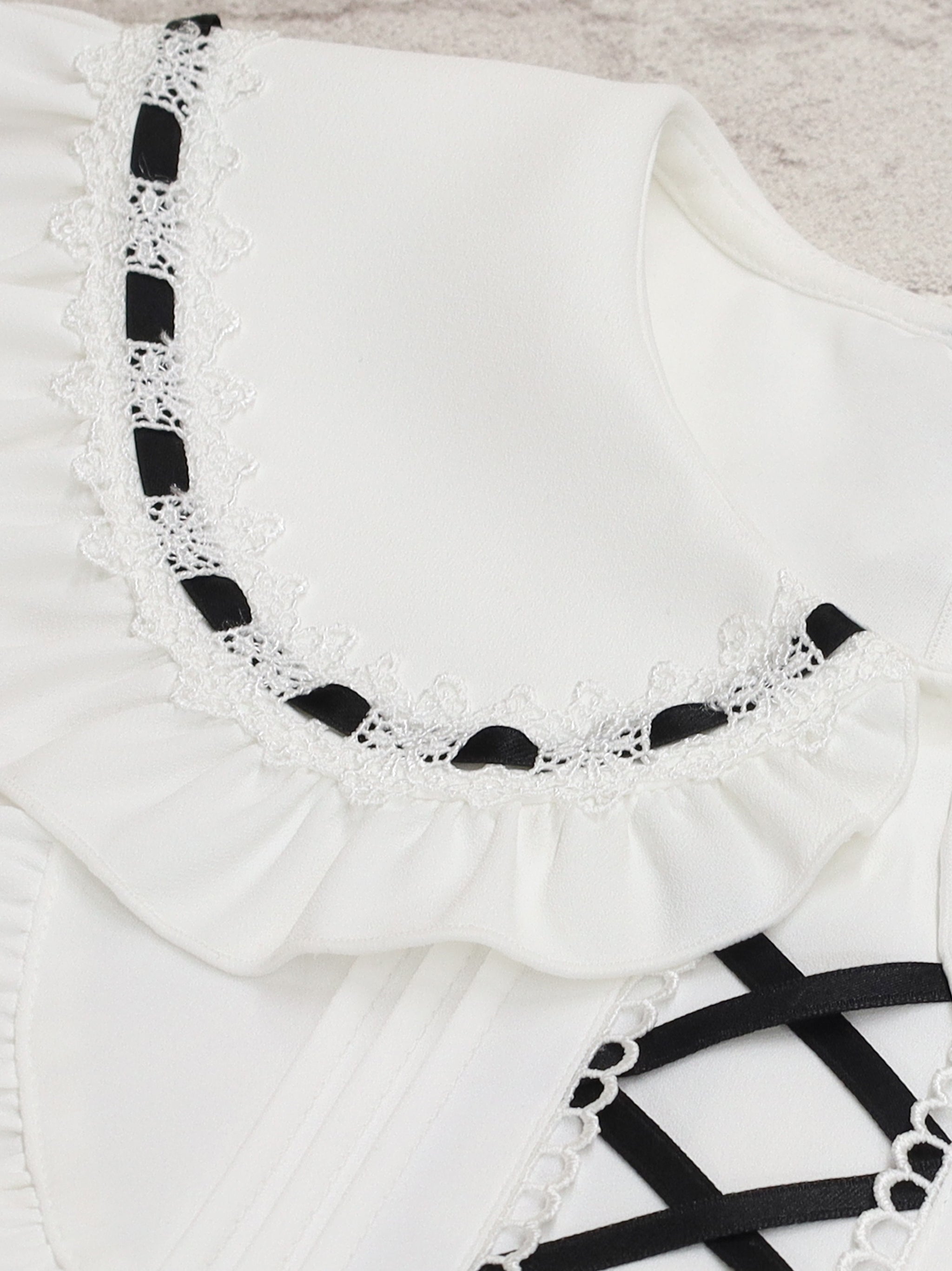 Chērie Lace レースアップブラウス ｜Amavel（アマベル）公式サイト