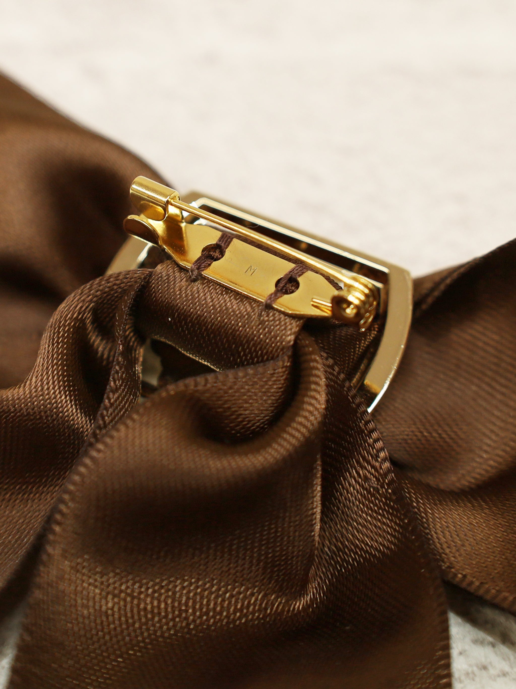 モノグラムバックル付リボンブローチ ｜Amavel（アマベル）公式サイト