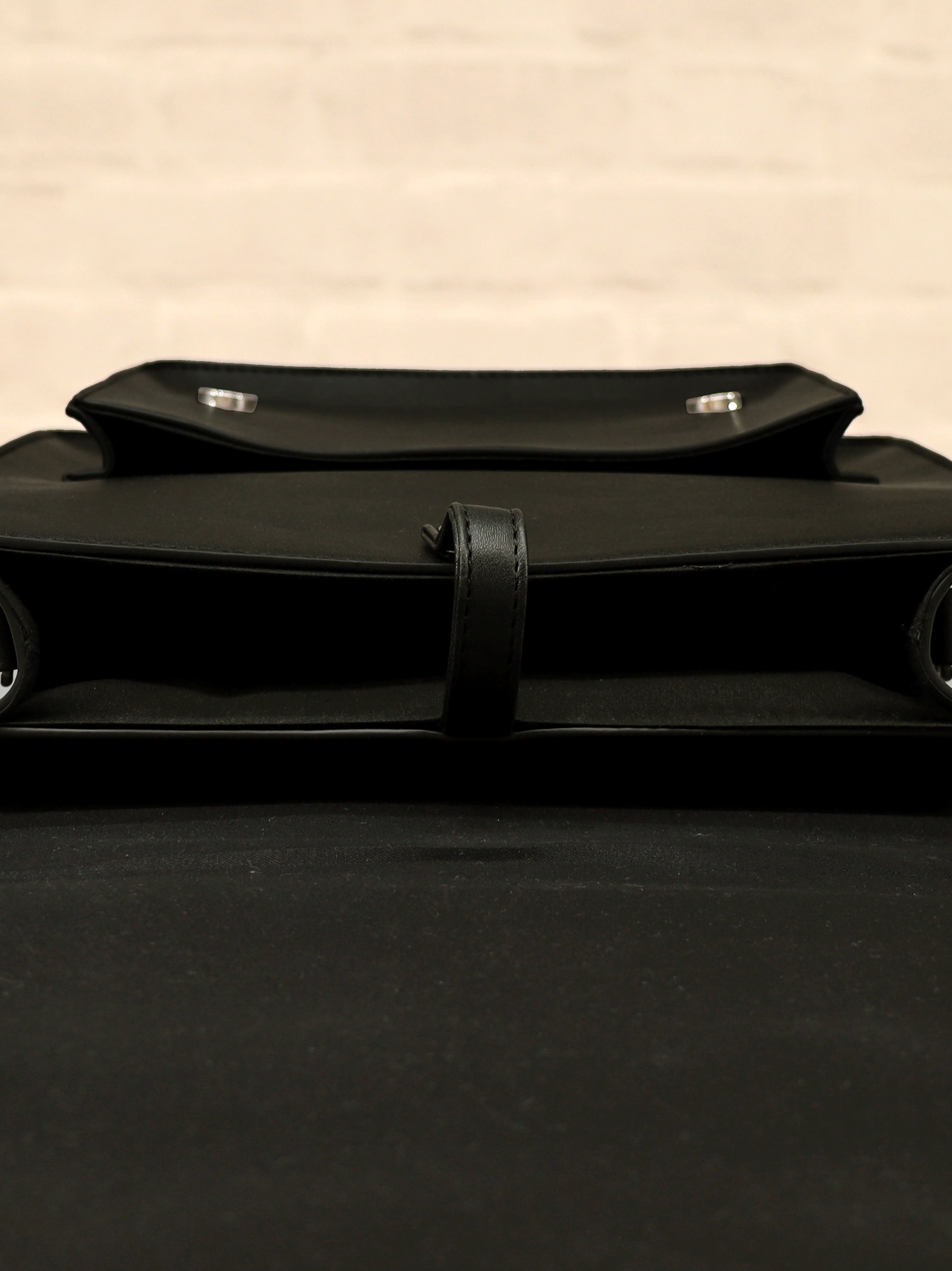 エンブレム入り縦型サッチェルバッグ ｜Amavel（アマベル）公式サイト