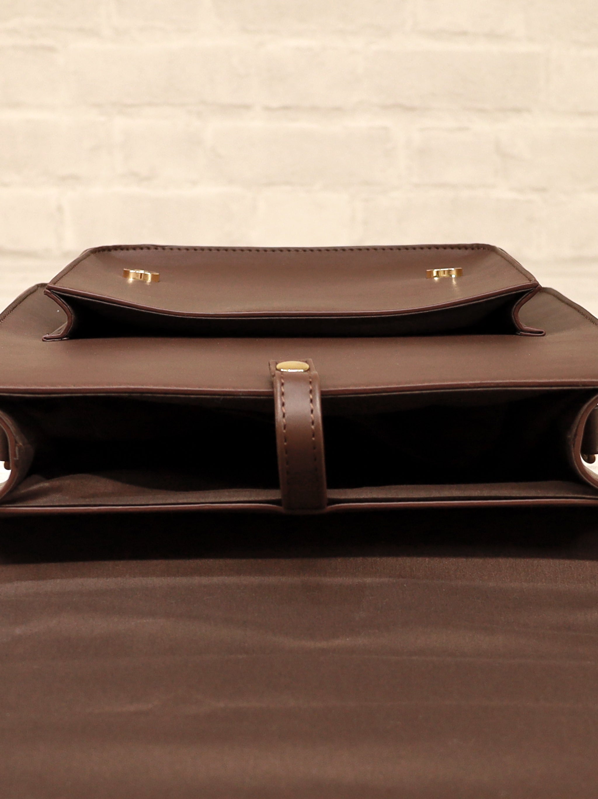 エンブレム入り縦型サッチェルバッグ ｜Amavel（アマベル）公式サイト