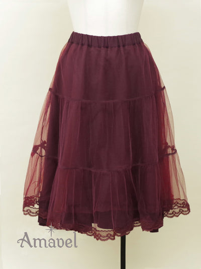 middle length voluminous skirt